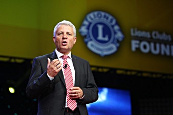 GAVI Alliance Board Chair Dagfinn Hoybraten addresses a crowd of more than 12,000 attendees at the plenary session of the Lions Clubs International Convention.